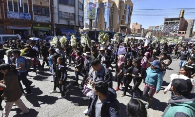 Familiares y amigos despiden a Jonathan Quispe. | APG