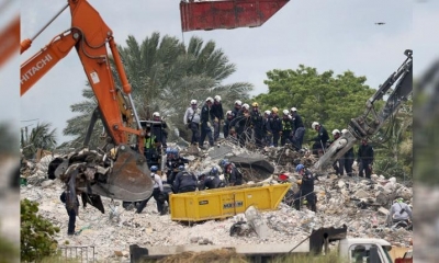 Personal de búsqueda y rescate continúa trabajando en la pila de escombros del condominio Champlain Towers en Surfside, Florida. | AFP