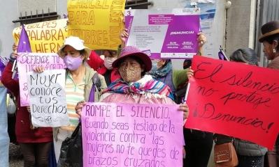 Las mujeres alteñas realizan un mitin de protesta frente a una unidad policial.