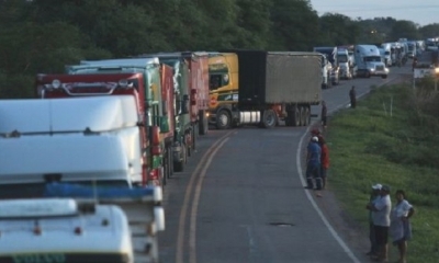 El transporte internacional se ve perjudicado con el corte de la ruta internacional. Foto: EL DEBER