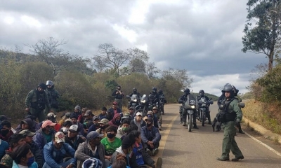 Personas retenidas por la Policía en Samaipata. 