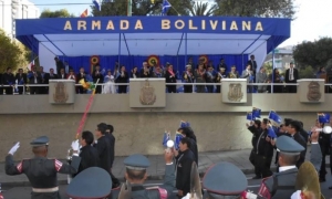   Los restos de Abaroa fueron escoltados por miembros de la Armada/Foto. Vicepresidencia	