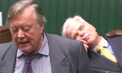 Se trata de Desmonde Swayne, quien fue capturado por las cámaras mientras uno de sus colegas daba un efervescente discurso sobre el Brexit