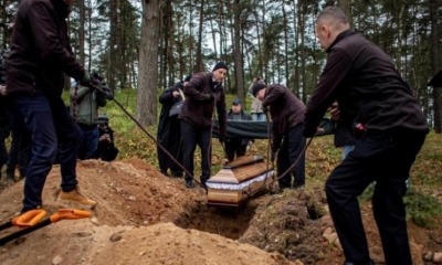 Personas asisten al funeral de un migrante africano en el cementerio tártaro cerca de la aldea de Bohoniki.