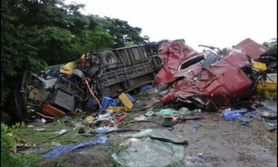 Grave accidente en la ruta Santa Cruz-Cochabamba tras el coque de una flota y un tráiler.