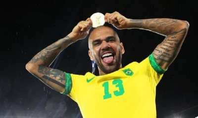 Dani Alves celebra el oro olímpico del año pasado con Brasil.