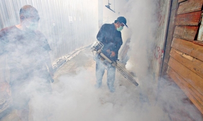 Personal de Salud fumiga viviendas para eliminar criaderos de mosquitos.