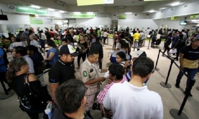 Las oficinas del SER se han visto abarrotadas de personas. Foto: LE DEBER