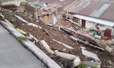 Muro que cayó sobre una vivienda en la zona de Achachicala en La Paz