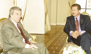 El exministro Carlos Sanchez Berzai­n junto al entonces embjador de EEUU en Bolivia, David Greenlee (ABI)
