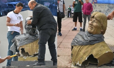 El ministro interino de Deportes de Bolivia, Milton Navarro, retiró a martillazos este lunes un busto de Evo Morales