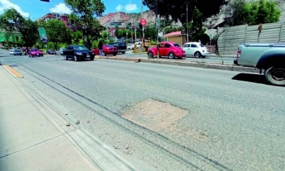 La Costanera, ruta que conecta el centro con la zona Sur, también presenta algunos huecos. Foto: Víctor Gutiérrez