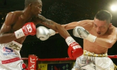 El boxeador sudafricano Zolani Tete (izq) en plena pelea en 2014 contra el japones Teiru Kinoshita
