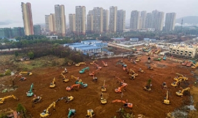 Decenas de excavadoras y otros vehículos de obra trabajando en una explanada en Wuhan. | Fuente: AFP