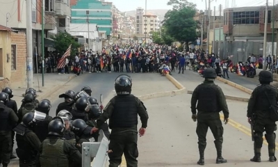 Un contingente policial en apronte en el puente colapsado