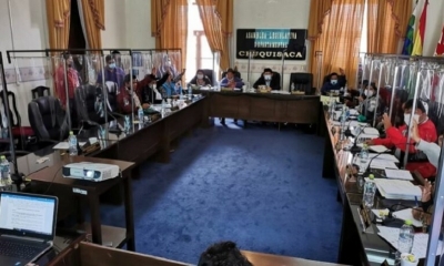La sesión de la Asamblea Legislativa Departamental sobre el aeropuerto Juana Azurduy.