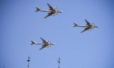 Los bombarderos TU-95MS rusos vuelan sobre la Plaza Roja en Moscú. | AFP