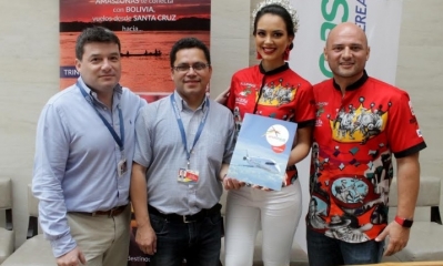 La reina junto a los coronadores y ejecutivos de Amaszonas/Foto. LG