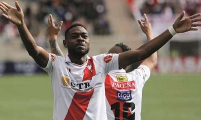 Marc Enoumba analiza la oferta para lucir la casaca celeste.