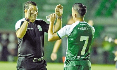 Erwin Sánchez (i) celebra un triunfo