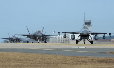 Fotografía cedida por la Séptima Fuerza Aérea de Estados Unidos que muestra varios cazas en la pista de aterrizaje de la Base de Gunsan.