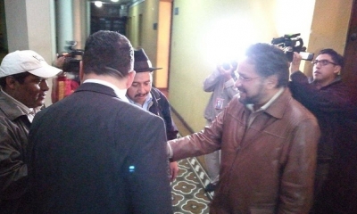 El ministro Alfredo Rada recibe a la delegación de Chuquisaca en la Gobernación de Cochabamba. | @Canal_BoliviaTV 
