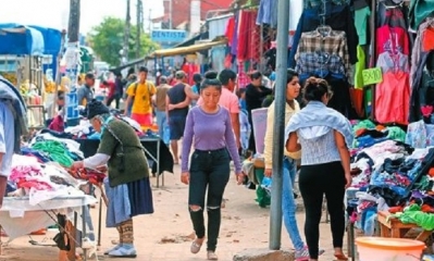 Las aceras de la av. El Mechero de nuevo se están tornando intransitables por la presencia de vendedores. Foto: El Deber