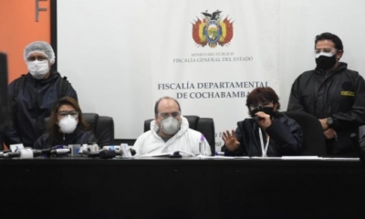 El fiscal departamental, Eduardo Terrazas, junto a la comisión que investiga el caso comida.
