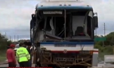 Según la versión de los pasajeros, el chofer del bus se quedó dormido e impactó contra el camión cisterna