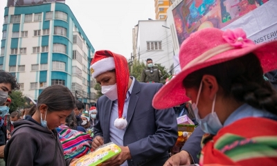Jeyson Auza, ministro de Salud agasajó a los niños por navidad 