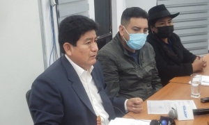  El ministro de Obras Públicas, Edgar Montaño, durante su conferencia de prensa en Sucre