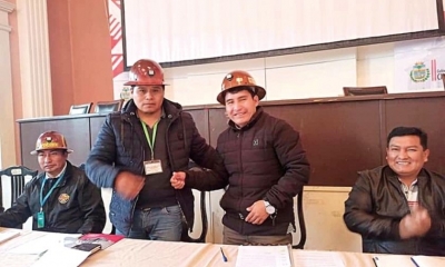 GESTIÓN. El Secretario de Minería y el Gobernador durante un evento con los cooperativistas en Sucre.