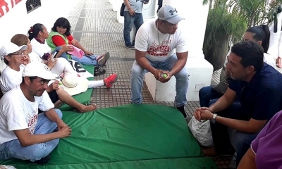 Carrillo cumple el tercer día en huelga de hambre en la plaza 24 de Septiembre.