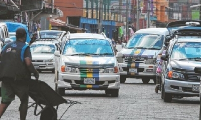 Las calles de la zona del mercado La Ramada son usadas como paradas por varias líneas (Foto: El Deber)