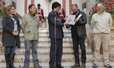 Ossadón, entregó el Libro del Mar en una escuela de Chile/Foto. RRSS