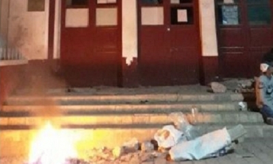 La vigilia continúa en las puertas de la Alcaldía de Chulumani. Foto: FmBolivia