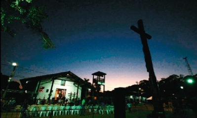 La concentración se inicia desde temprano en las afueras de la iglesia. Se espera a más de 40.000 visitantes. Foto: EL DEBER