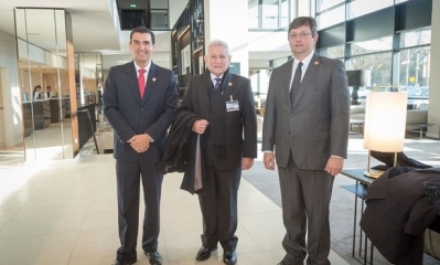 Foto/ facebook.com/josemaria.leyes: Costas viajó a La Haya en compañía del alcalde de Cochabamba, José María Leyes, y el senador de (UD), Oscar Ortiz.