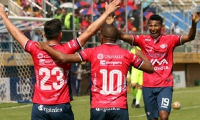 Álvarez celebrando con sus compañeros. Foto: APG