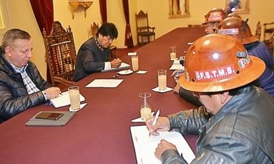 El presidente Evo Morales se reúne con representantes de la Federación Sindical de Trabajadores Mineros de Bolivia FSTMB. Foto: ABI