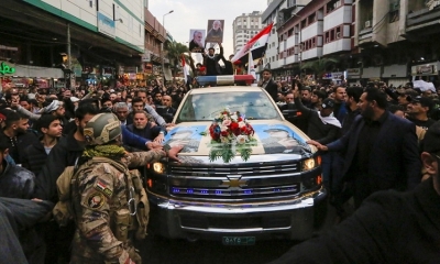Iraquíes lloran durante la procesión fúnebre del jefe paramilitar iraquí Abu Mahdi al-Muhandis y el comandante militar iraní Qasem Soleimani