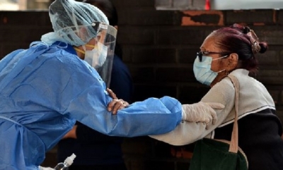 Una enfermera atiende a una anciana que llega al hospital, en Honduras. | Fuente: AFP