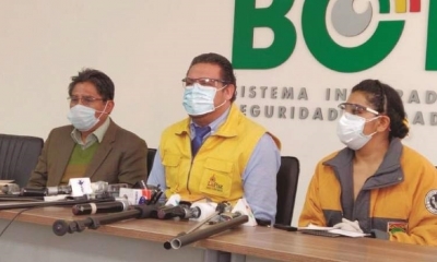 El alcalde paceño junto a Soledad Chapetón y Félix Patzi, en una reunión anterior. / Foto: AMN