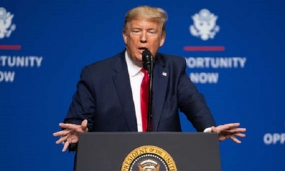 Trump echa a dos miembros de su gobierno que testificaron en investigación del juicio político. | Fuente: AFP | Fotógrafo: Sean Rayford