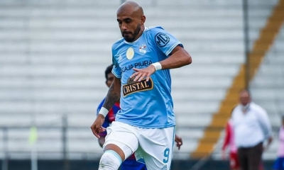Riquelme con la camiseta del Sporting Cristal, donde jugó este año.