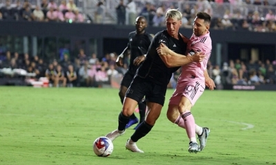 LEl astro argentino Lionel Messi, del Inter Miami, disputa la pelota con Lukas MacNaughton, de Nasvhille, durante un partido de la Major League Soccer
