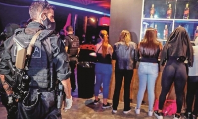 Un grupo de jóvenes sorprendidos por los uniformados en los operativos nocturnos. 