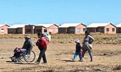 Familia beneficiada con crédito de vivienda social