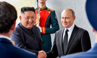 El presidente ruso Vladimir Putin da la bienvenida al líder norcoreano Kim Jong Un 