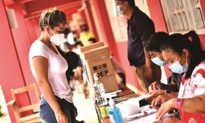 Una ciudadana emite su voto en Pando, departamento donde las inundaciones impidieron que se vote en Bella Flor.